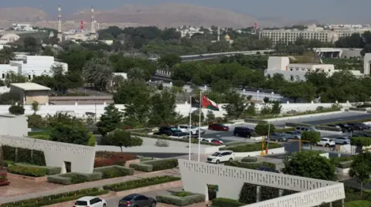 سلطان عُمان يبحث جهود الوساطة مع عراقجي في مسقط