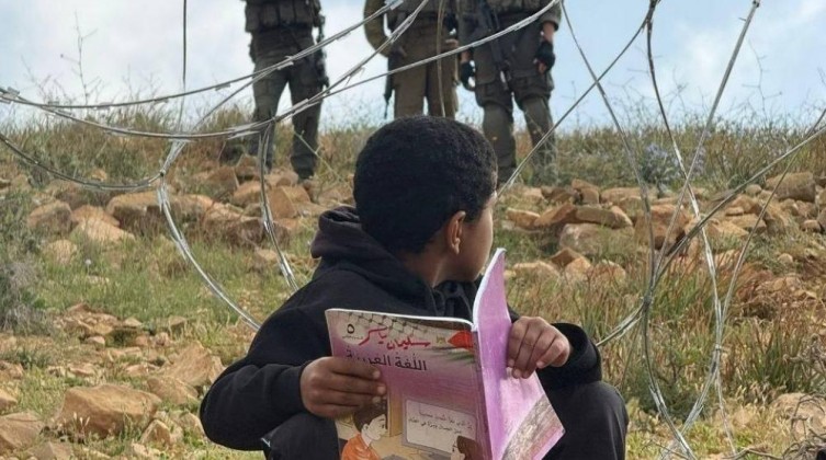 الاحتلال يمنع طلبة "أم الخير" بمسافر يطا من الوصول إلى مدرستهم