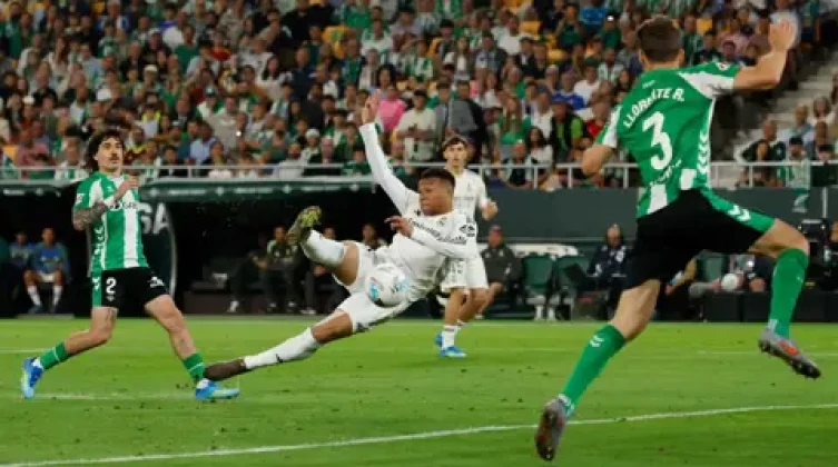 غضب جماهيري على مبابي بعد تعادل ريال مدريد أمام بيتيس