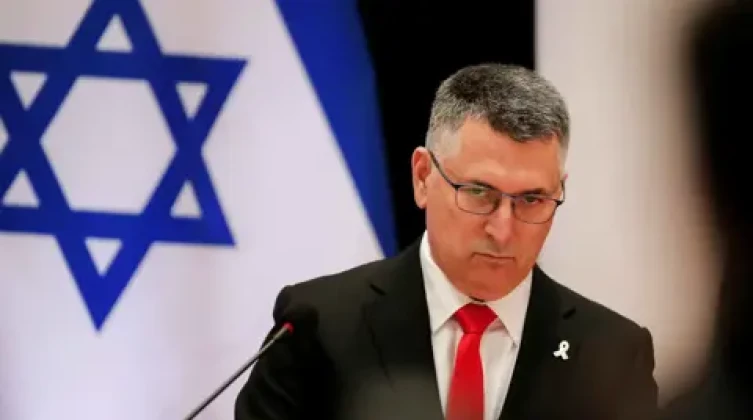 صورة: ساعر يندد بحادثة تمثال المسيح في جنوب لبنان