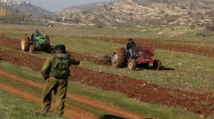 مستوطنون يعتدون على مواطن أثناء حراثته أرضه غرب سلفيت