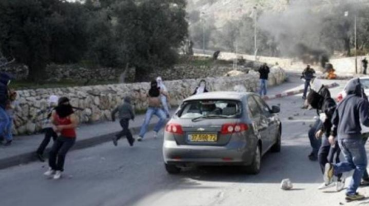 مستوطنون يحطمون مركبات مواطنين بالبيرة