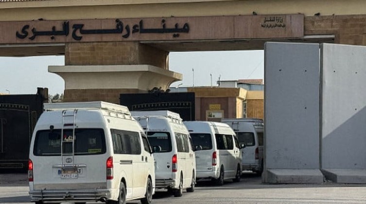 إجلاء 183 مريضًا ومرافقًا من غزة عبر معبر رفح لتلقي العلاج بالخارج