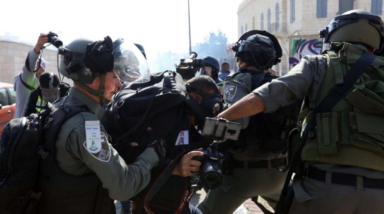 الاحتلال يقتحم منزل شاب برام الله ويعتقله