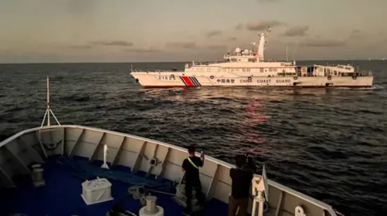 الفلبين تُنذر سفينة صينية في منطقة بحرية متنازع عليها