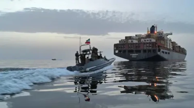 البحرية الأمريكية تدمر 6 زوارق إيرانية حاولت عرقلة الملاحة في هرمز