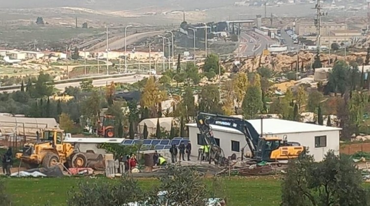 الاحتلال برفقة آليات هدم يقتحم قرية بيرين شرق الخليل