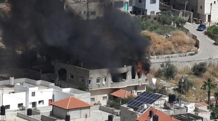 جيش الاحتلال يحرق منزلًا بمخيم نور شمس بطولكرم