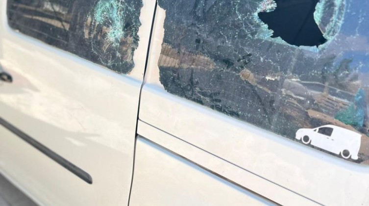مستوطنون يُهاجمون مركبات المواطنين جنوب الخليل