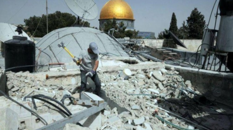 الاحتلال يجبر مواطنًا على هدم منزله بقرية قلنديا شمالي القدس