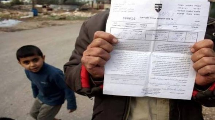 الاحتلال يُوزع إخطارات هدم لشق طريق استيطاني جنوب الخليل