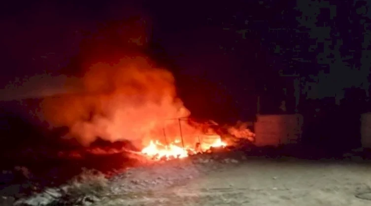 مستوطنون يحرقون حظيرة أغنام وفرن طابون جنوب الخليل