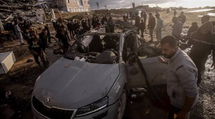 شهيد وجرحى بقصف سيارة في حي الرمال غرب غزة