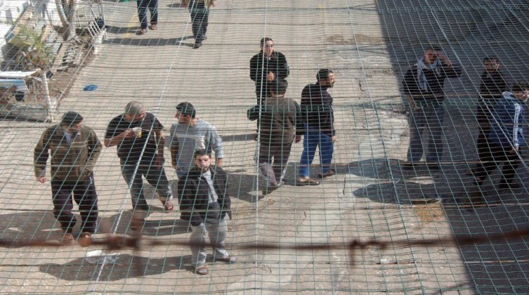 إعلام الأسرى: الحشرات والبعوض تُفاقم معاناة أسرى "النقب"
