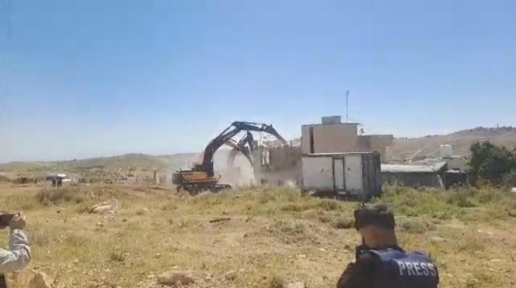الاحتلال يشرع بهدم منزل شرق يطا جنوب الخليل