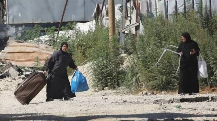 مستوطنين يجبرون عائلة من عرب الكعابنة على الرحيل