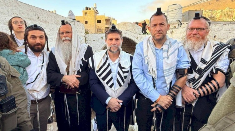 سموتريتش يقتحم "قبر يوسف" شرق نابلس تحت حماية مشددة