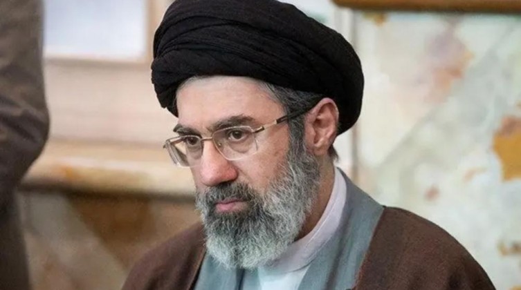 المرشد الإيراني: شعبنا صنع ملحمة أمام جيشين إرهابيين