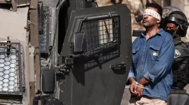 الاحتلال يعتقل صاحب منشأة مهددة بالهدم بالعيزرية