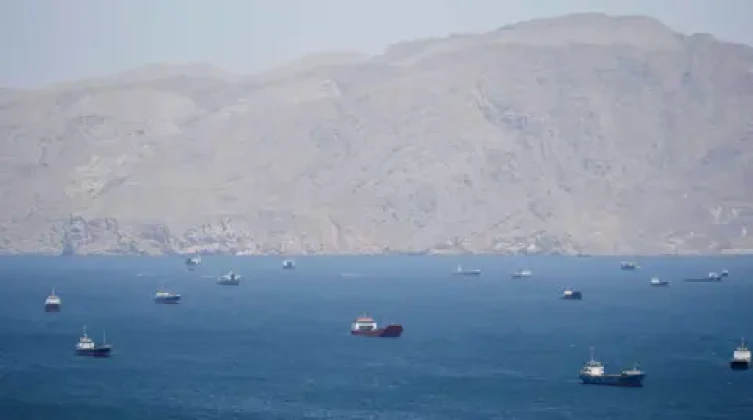 شركة تتبع: أكثر من 900 سفينة متوقفة بسبب الحرب