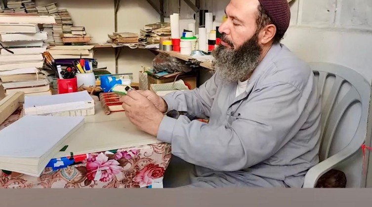بالصور: من بين الركام حكاية ترميم المصاحف في زمن الحرب