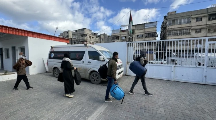 الصحة: 26 مريضاً غادروا غزة عبر رفح للعلاج بالخارج