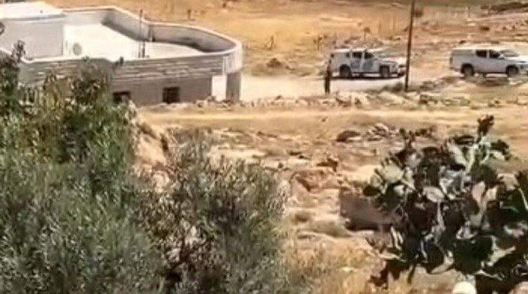 الاحتلال يسلم إخطارات هدم لمنازل في قرية الديرات شرق يطا