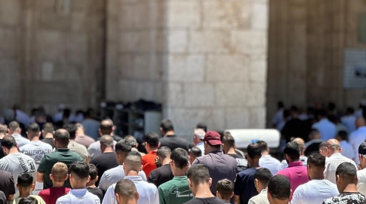 60 ألف مصلٍ يؤدون صلاة الجمعة في المسجد الأقصى