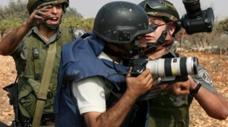 إصابة شابين أحدهما صحفي باعتداء قوات الاحتلال عليهما في الأغوار