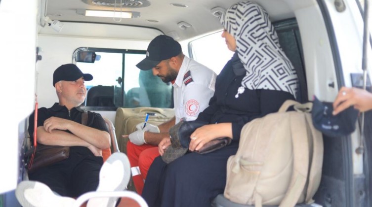 مغادرة 97 مريضًا مع مرافقيهم عبر معبر رفح