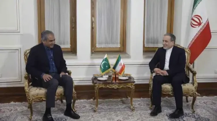 عراقجي يتسلم رسالة باكستانية إلى مجتبى خامنئي