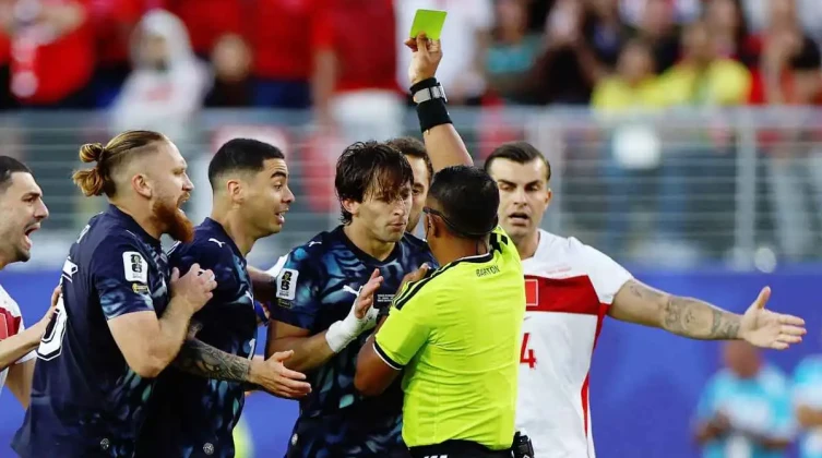 لاعب باراغواي "يسرق" ساعة حكم مواجهة تركيا (فيديو)