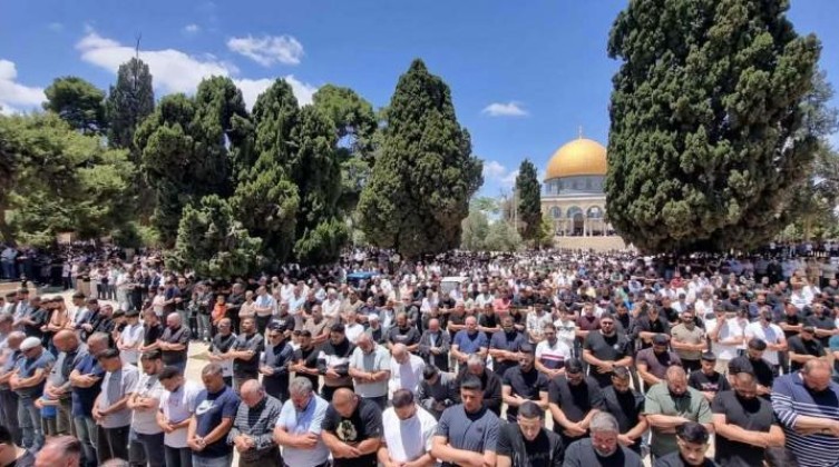 60 ألف مصلٍ يؤدون الجمعة في الأقصى رغم قيود الاحتلال