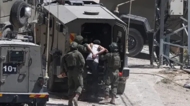 الاحتلال يعتقل مواطنين جنوب الخليل ويستولي على صهاريج مياه في إذنا