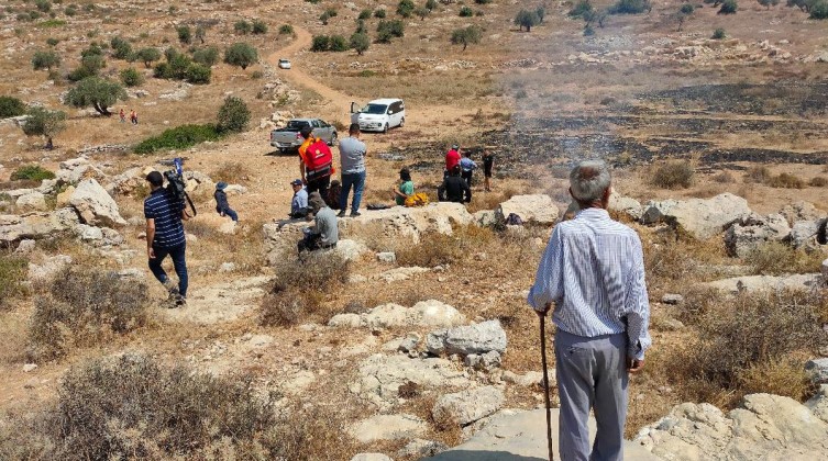 الاحتلال ومستوطنيه يجرفون أراضي المواطنين ببلدة الطيبة