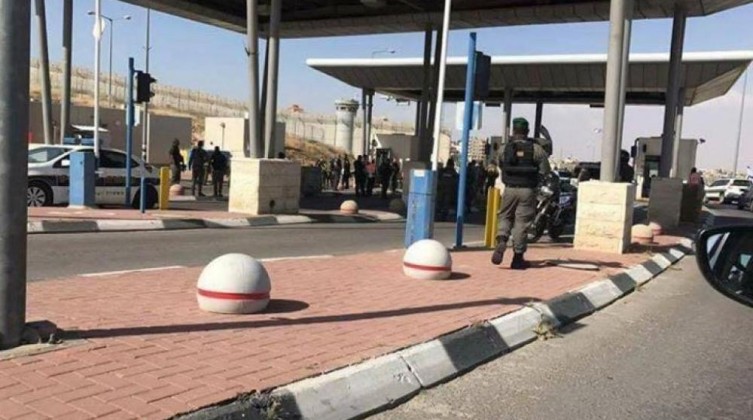 الاحتلال يغلق المدخل الوحيد لقرية المغير برام الله وتسبب أزمة مرورية