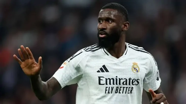 ريال مدريد يجدد عقد مدافعه الأساسي حتى 2027