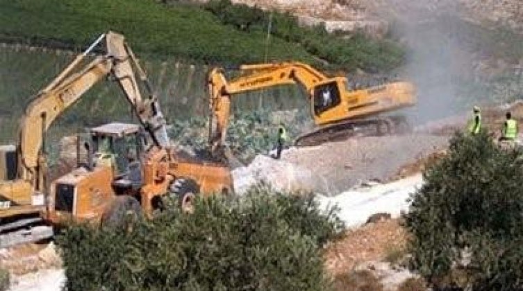 الاحتلال يشرع بتجريف أراضٍ غرب الخليل تمهيدًا لمستوطنة جديدة