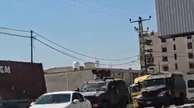 إصابة طفل واعتقال شاب عقب محاصرة منزل بنابلس