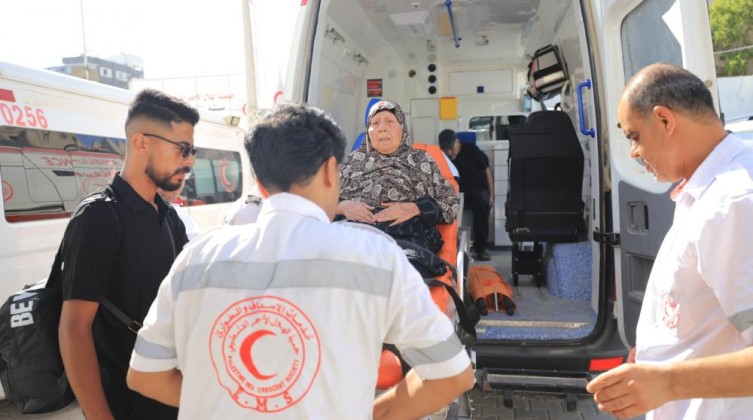 الهلال الأحمر: إجلاء 33 مريضًا من غزة للعلاج عبر معبر رفح