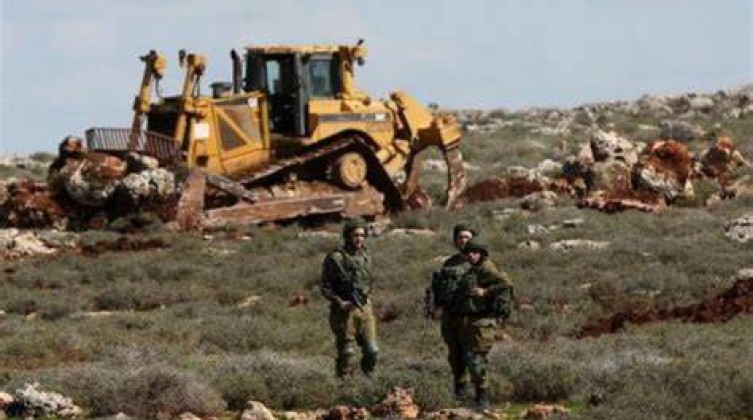 مستوطنون يجرفون أراضٍ زراعية في سنجل بحماية قوات الاحتلال