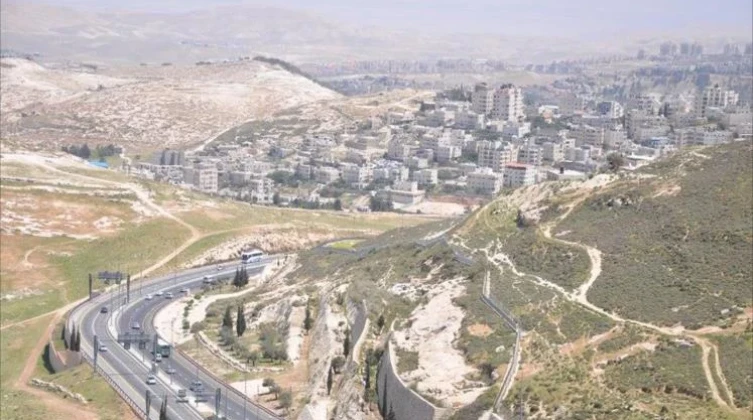 مستوطنون يشقّون طريقين استيطانيين في محافظة رام الله والبيرة