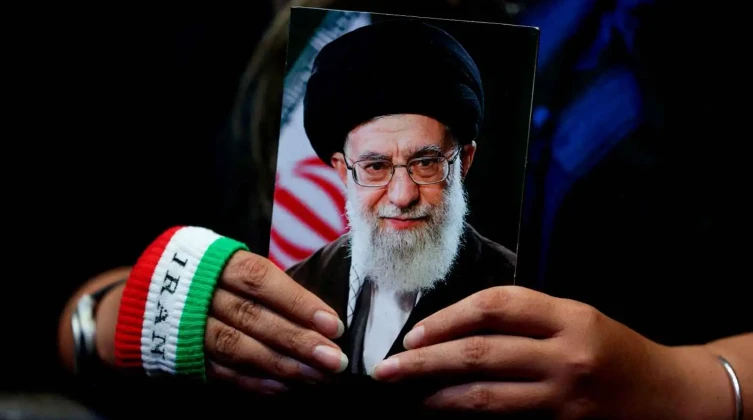 قيود جوية واسعة في طهران بالتزامن مع مراسم تشييع خامنئي