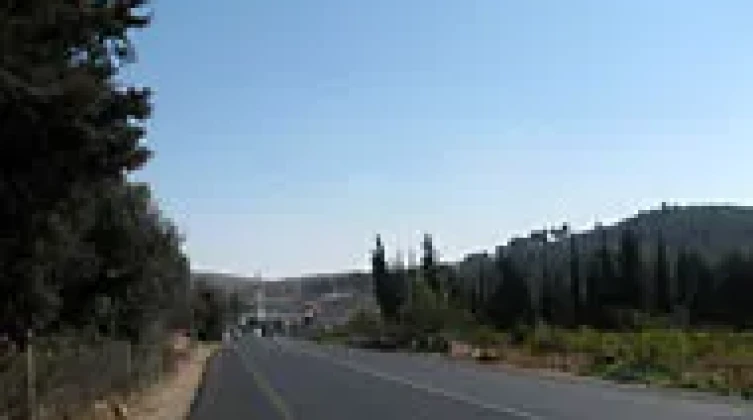 الاحتلال يشرع بتوسيع طريق استيطاني على أراضي سوبا جنوب الخليل