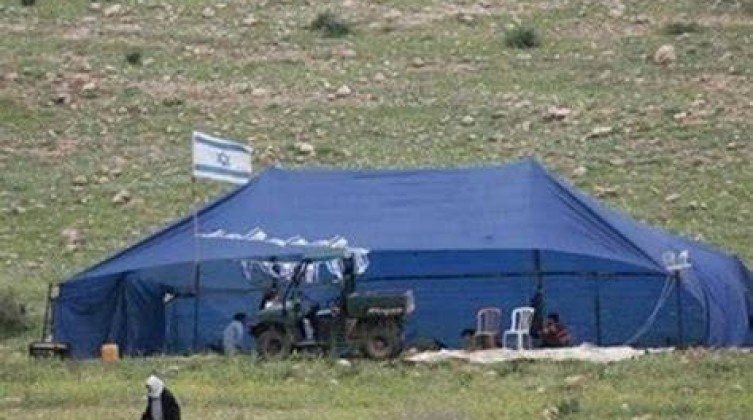 مستوطنون يداهمون خيام المواطنين في الرأس الأحمر