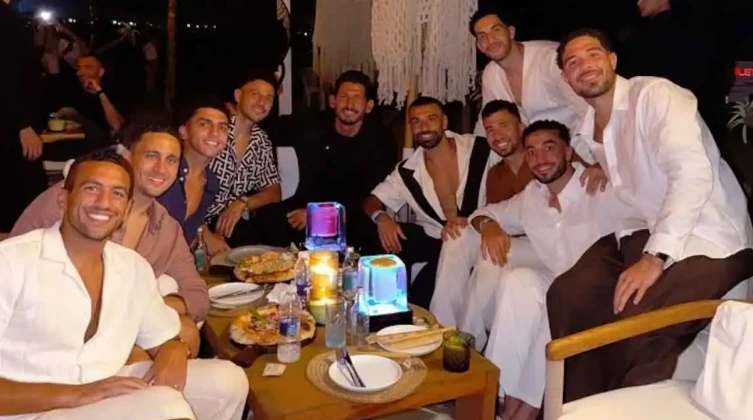 صلاح يفاجئ مصطفى شوبير في حفل زفافه (فيديو)