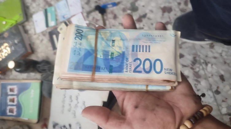 الدفاع المدني يعثر على مال وذهب خلال انتشال شهداء جنوبي غزة