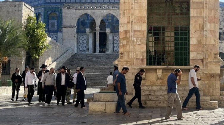 152 مستوطتًا يقتحمون المسجد الأقصى
