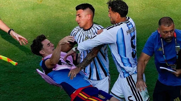 الفيفا يفتح تحقيقًا تأديبيًا بحق لاعبي الأرجنتين بعد أحداث نهائي المونديال