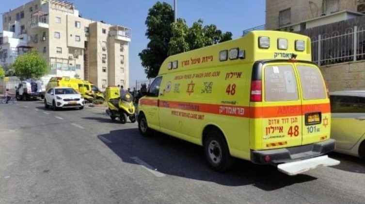 إصابة مستوطن بجراح خطيرة بعد استيلاء شاب على سلاحه في الخليل